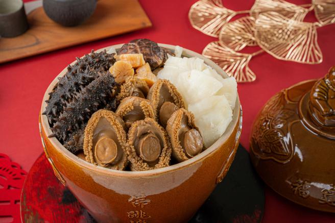 今年涵碧樓首推10人份的「閩菜狀元佛跳牆」，配方來自大陸佛跳牆百年創始老店「聚春園」，匯集頂級乾貨干貝、鮑魚、花膠等奢華食材。（涵碧樓提供）