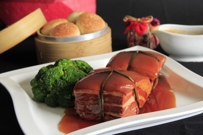 湖光軒招牌菜的「紹興陳醬東坡肉」也是冷凍宅配年菜的熱銷選項。（涵碧樓提供）