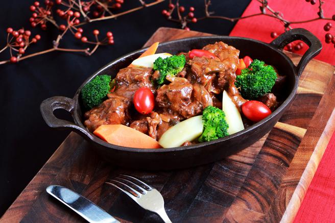 「紅酒燉牛肉」有鴻運當頭扭轉乾坤之意。（涵碧樓提供）
