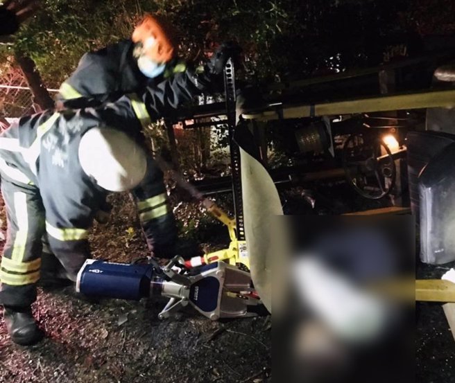 苗栗县消防局第2大队人员赶赴造桥山区援救遭堆高机压成重伤的何姓老翁。（读者提供／谢明俊苗栗传真）