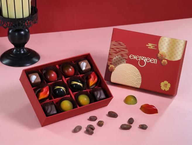 長榮桂冠酒店(台中)歡慶獲獎，推出榮獲英國AOC大獎的巧克力禮盒，一次嘗遍得獎的美味巧克力。（長榮桂冠酒店台中提供）