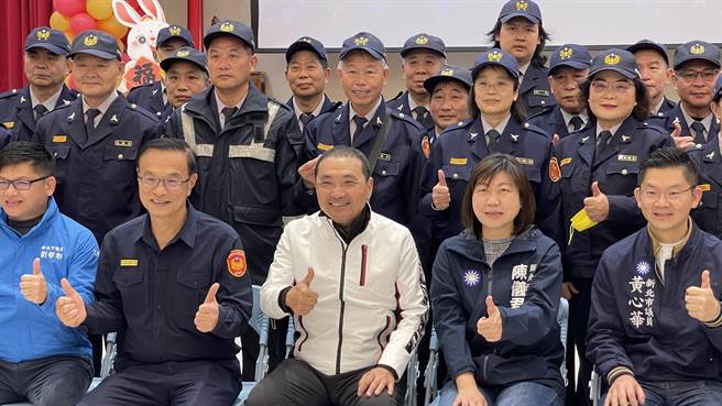 新北市长侯友宜今晚针对春安工作，前往新店警分局慰问基层警员。（吕健豪摄）
