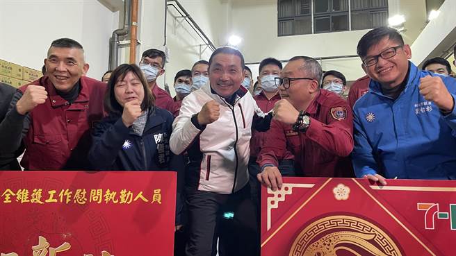 侯友宜也到消防局第四大队与新店分队慰问基层消防队员。（吕健豪摄）