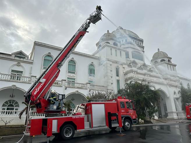 桃园市消防第二大队今在杨梅辖内举办抢救演练暨消防设备安检。（翻摄画面／蔡明亘桃园传真）