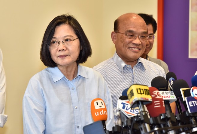 蔡英文(左)败选后辞民进党主席，苏贞昌(右)则留任行政院长，但苏内阁政局难以长久撑持。（中时资料照／林瑞益摄）