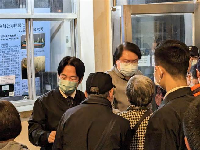 散场时赖清德、前基隆市长林右昌等人，站在门口一一向参与的党员致谢。（张志康摄）