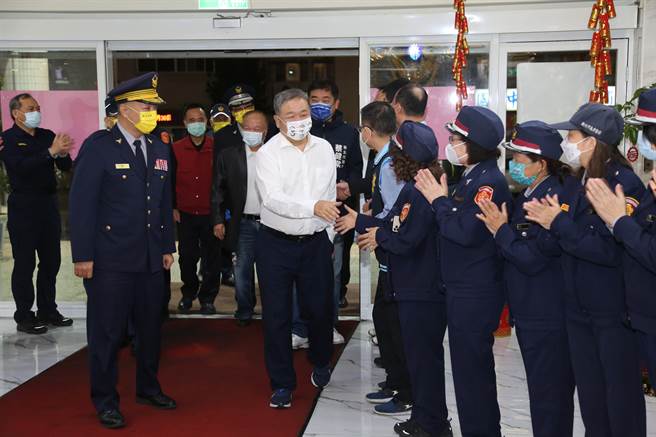 新北市议长蒋根煌晚间前往新庄警分局慰问基层警员。（警方提供）