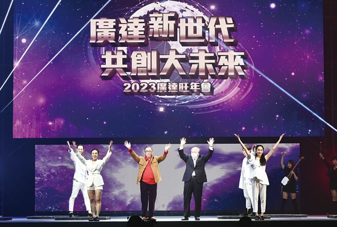 广达10日举办旺年会，广达董事长林百里（左）及广达副董事长梁次震（右）共同出席向员工致意，慰劳辛劳。图／顏谦隆