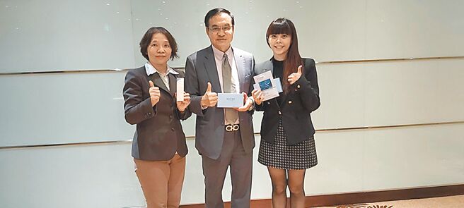 陞医公司董座谢儒生博士（中）主持生化脉衝外泌体爱奇芙发表会。图／黄台中