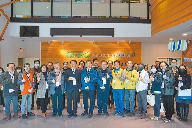 亚东科大校长黄茂全（前排左五）偕同新北高工校长林清南（前排左六）及师长一起参访聚纺公司。图／亚东科大提供