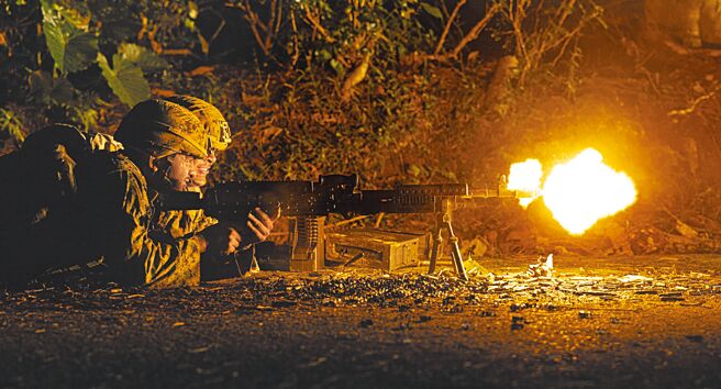 美國擬在2025年前改組駐紮在日本沖繩的美軍陸戰隊，創設「濱海作戰團」（MLR），以應對「離島有事」，意在提高對中國大陸的威懾力，圖為美國海軍陸戰隊在沖繩的施瓦布營地進行船隻突襲演習。（摘自美軍陸戰隊推特）