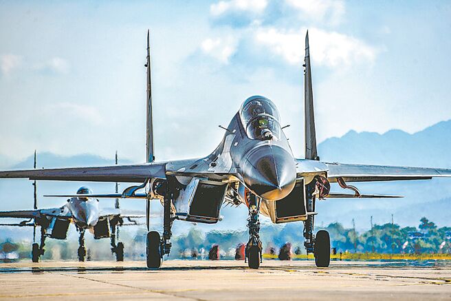 中共空军航空兵某旅近日展开近距离空战对抗训练。（摘自中国军网）
