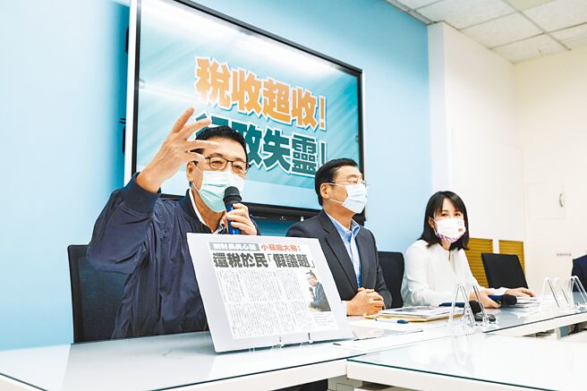 国民党立院党团10日举行记者会，立委费鸿泰（左起）、曾铭宗、谢衣凤呼吁政府检讨税收估测模型还有预算估算的程序，以及之后超徵税收拿来偿还债务，健全政府的财政。（郭吉铨摄）