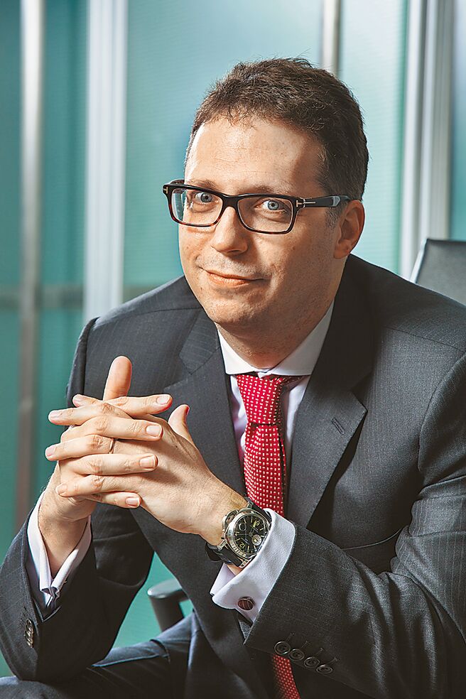 金兔年景气缓降，野村投信投资长周文森建议，第1季投资组合「债优于股」。（野村投信提供）