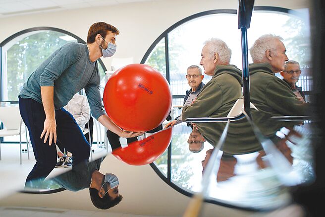 美日共研发的「Lecanemab」，为全球首款能有效延缓认知能力下降的药物。图为阿兹海默症患者接受物理治疗情形。（摘自路透）