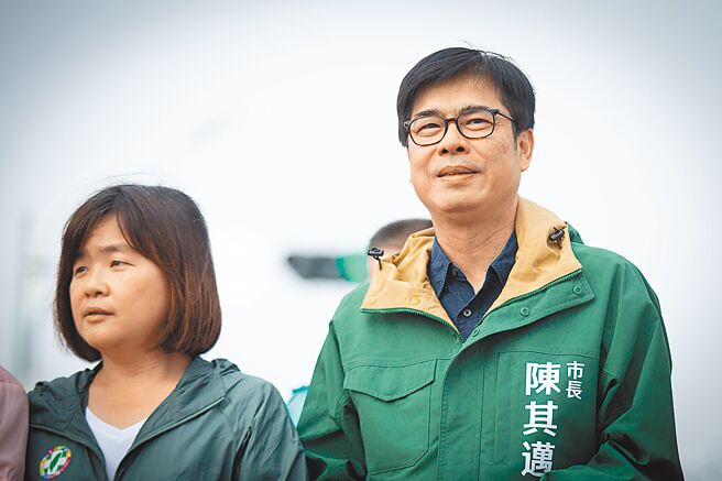 高雄市长陈其迈（右）10日强调，高铁南延工程程序由行政院、交通部来做说明，这不是市政府权责。（袁庭尧摄）