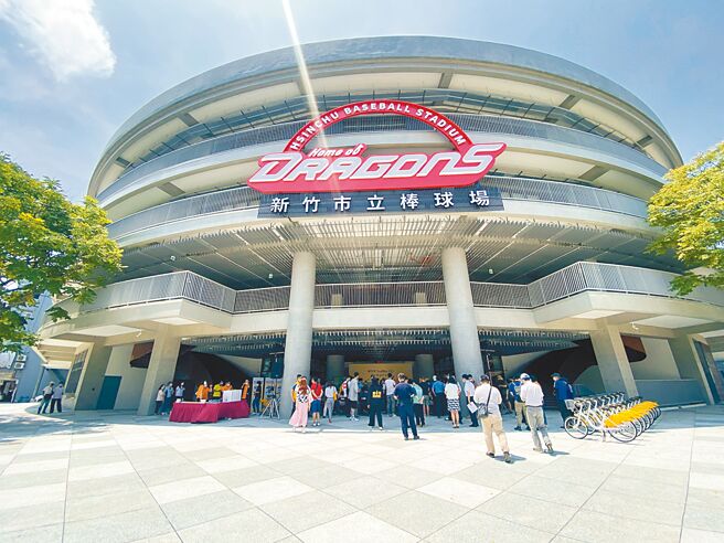 针对新竹棒球场工程，新竹市议员刘康彦说，市府累计付给巨佳的金额是「9亿5450万7796元」，并非高虹安对媒体所说的11.7亿。（陈育贤摄）