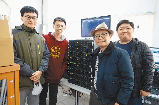 国立成功大学工程科学系讲座教授黄吉川（右二）带领团队歷经10年研发出名为「平等拓朴」的高效率网路拓朴架构。（成大提供／洪荣志台南传真）