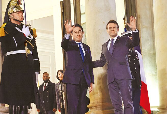 日本首相岸田文雄（左）抵达法国访问，与法国总统马克宏（右）会谈并举行了联合记者会。（摘自日本国首相官邸）