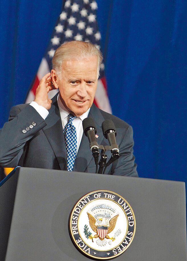 白宫9日表示，拜登的私人律师去年11月2日清理「宾州拜登外交和全球参与中心」办公室时，在「打包放在上锁储藏室的檔案」发现「少量」机密文件，以致司法部长贾兰德要求芝加哥联邦检察官劳许检视这批移交国家檔案局的文件。（新华社）