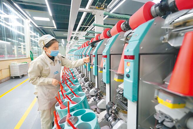 在陆台商认为今年大陆经济与商机恢復确实可期，会有更多台企考虑产业链的在陆布局。图为河北南冠科技有限公司工人在生产羊绒纱线。（新华社）