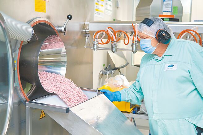 大陆日前宣布，新冠口服药倍拉维（Paxlovid）因报价太高而不纳入医保。图为辉瑞公司员工查看口服药物Paxlovid生产过程。（新华社）