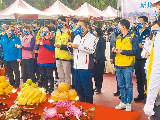 新北市長侯友宜（白衣）主持秀朗橋北側區段徵收案開工動土典禮。（王揚傑攝）