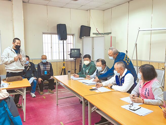 台水二区处与淹水受灾户协商赔偿事宜，强调盖不盖新的中继加压站与这次爆管无关。（吕筱蝉摄）