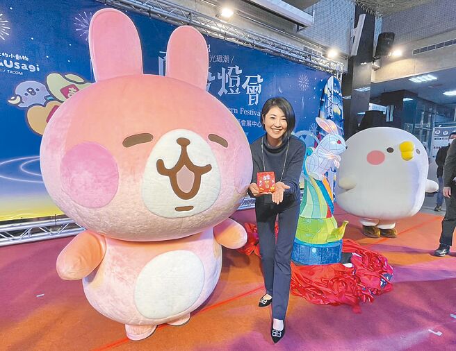 南投縣長許淑華與縣議員林儒暘、林婷立等來賓為南投燈會主燈「彩兔賜福」揭幕。（楊靜茹攝）