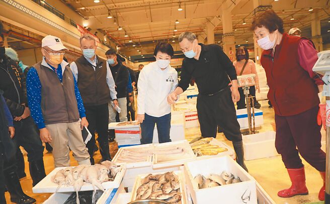 台中市長盧秀燕10日清晨到魚市場視察，了解春節前供貨情況及農產價格。（林欣儀攝）