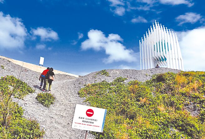 游客造访「1314号的蓝」，为图方便爬上砾石陡坡，台东县政府特别设置告示牌，仍有游客视若无睹。（庄哲权摄）