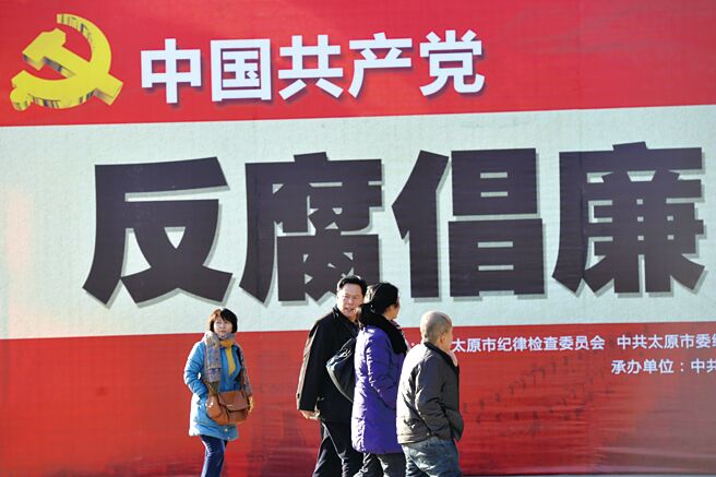 中共中央纪委国家监委网站日前指出，现年52岁、已外逃27年的「红色通缉人员」屈健玲日前在境外落网，已被遣返回大陆。（中新社）