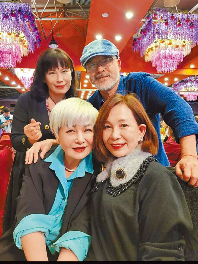 班铁翔（后排右）与老婆Celine开心与周丹薇（前右）、司马三三相见欢。（班家戏班子提供）