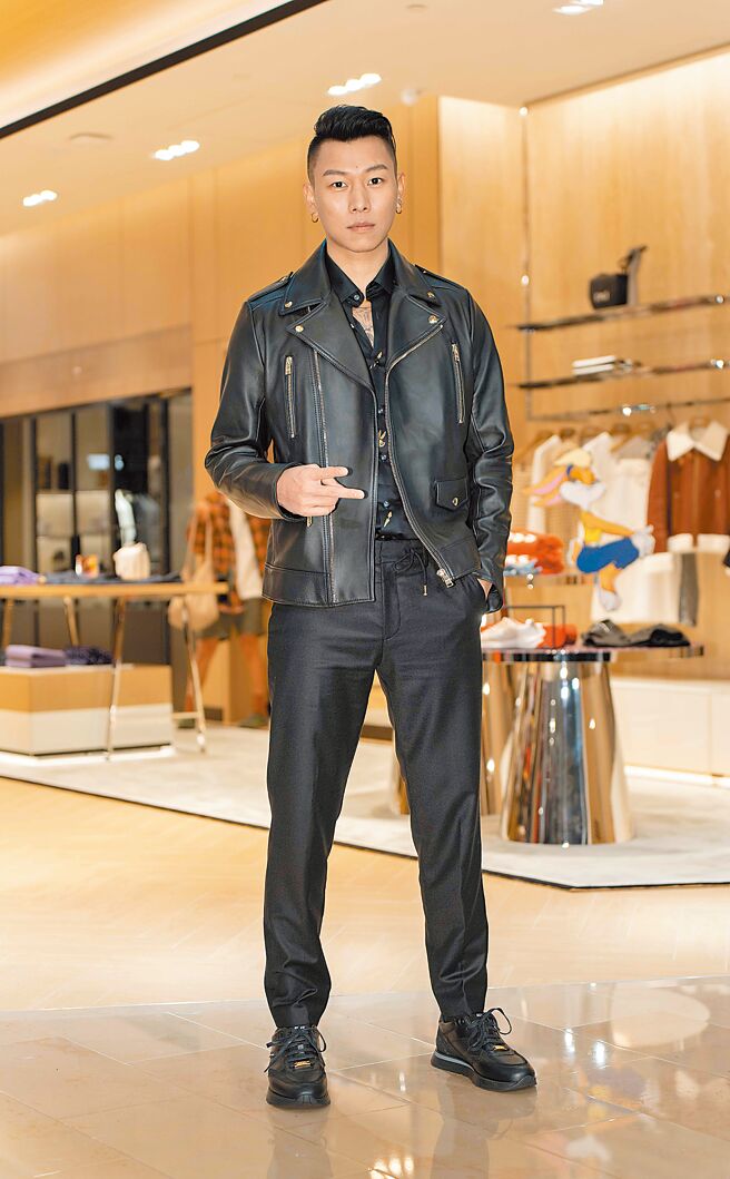 瘦子透露近期工作告一段落，准备来挑选女儿过年服饰，Looney Tunes x BOSS农历新年联名系列羊皮骑士夹克，Taipei 101专门店独家贩售款，4万3900元。（吴松翰摄）