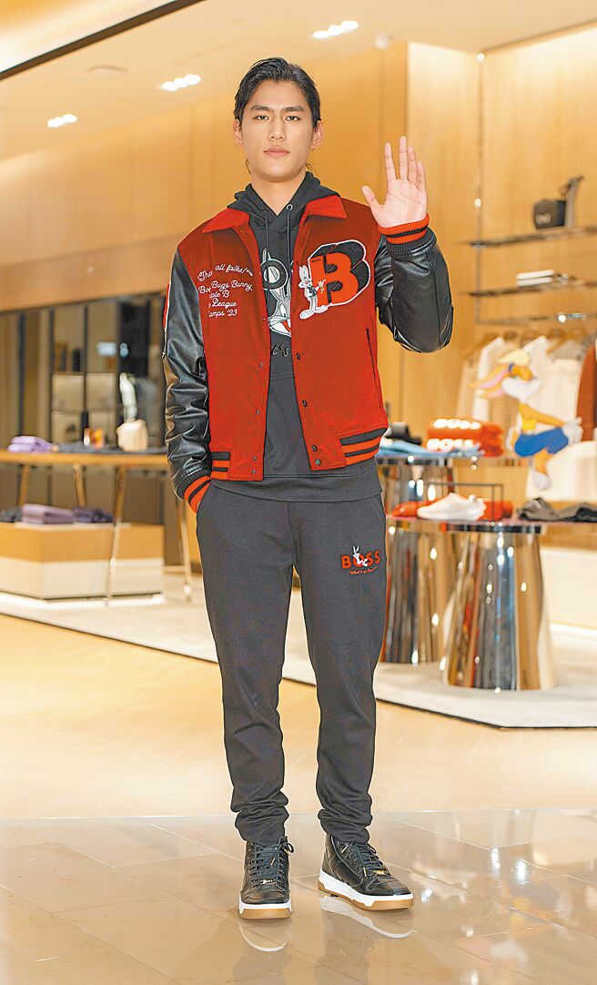 朱轩洋出席BOSS台北101全新概念专门店开幕活动，Looney Tunes x BOSS农历新年联名系列徽章棒球外套，2万6400元。（吴松翰摄）