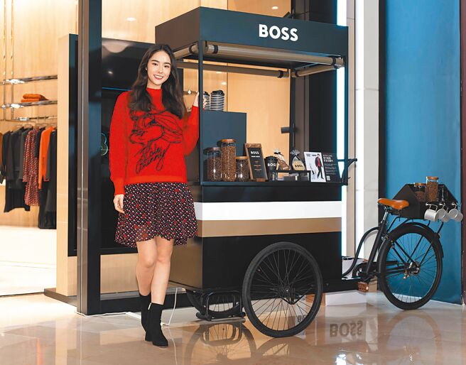 林奕岚身穿Looney Tunes x BOSS农历新年联名系列红色图纹针织毛衣，1万5400元、印花雪纺洋装，8900元。她身旁是BOSS行动咖啡车，凡在14日至15日加入BOSS TaiwanLINE官方帐号好友，即可免费享用热饮与手工饼乾。（吴松翰摄）