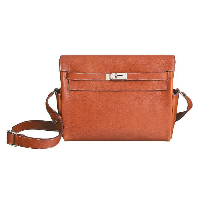 爱马仕Kelly messenger邮差包打造出随性不羁的自在态度，小牛皮材质，售价46万3400元。（Hermes提供）