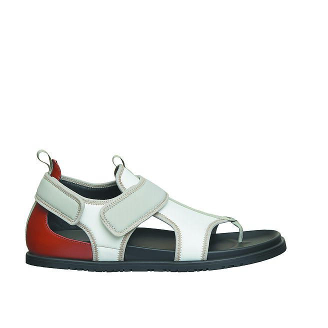 潜水帆布与小牛皮拼接凉鞋2万6400元。（Hermes提供）