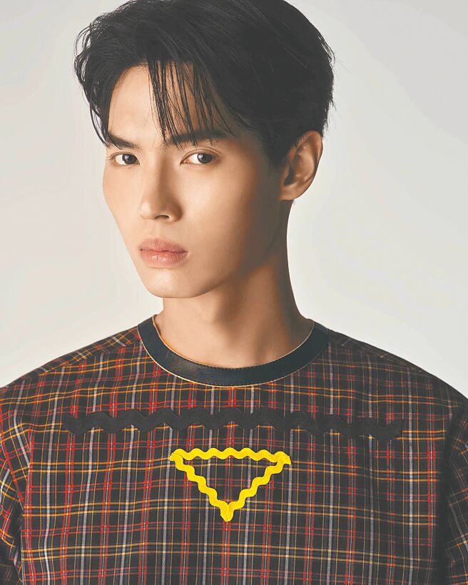 Win于社群平台拥有破千万粉丝，代言过的香水、穿过的单品都热销，粉丝号召力惊人。（Prada提供）