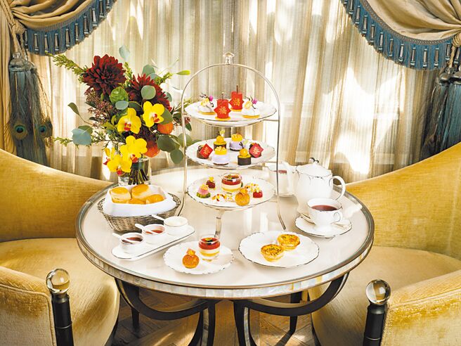 今年農曆新年連假長達10天，台北文華東方酒店1樓大廳下午茶餐廳「青隅」即日起至2月19日全新推出春節限定的「富貴有隅」下午茶饗宴（見圖），以熱鬧年節為題，運用花生、芝麻、金桔與鳳梨等應景在地食材打造奢華美點。（台北文華東方酒店提供）