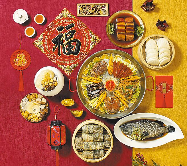 台北天成大飯店主廚團隊以嚴選食材搭配數10年的精湛手藝，即日起至1月21日期間推出「鴻運呈祥賀新年」外帶年菜（見圖），除夕當日現做常溫外帶，預購日期從即日起至1月18日，提貨日期21日 ，五福臨門年菜套餐6888元。（天成飯店提供）