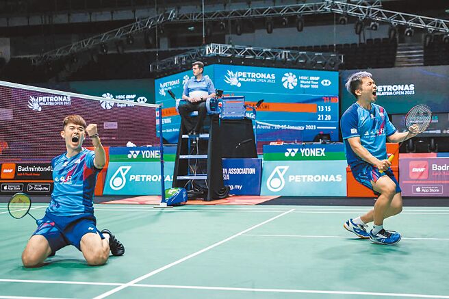 李洋（右）、王齊麟（左）開心狂吼。（Badminton Photo提供）