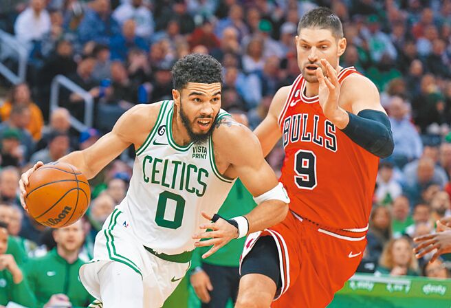 塞尔提克球星塔图（左）运球切入强攻。（路透）