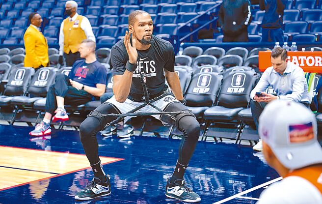 篮网球星杜兰特又因右膝扭伤免战。（美联社）