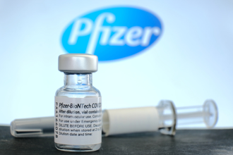 簡訊拍板疫苗惹議 歐盟議會提案通過 禁止輝瑞藥廠高管進出議會
