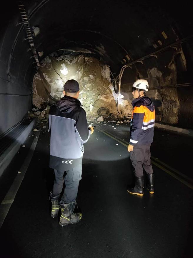 大清水隧道，隧道口淹沒大量土石。（花蓮縣消防局提供）