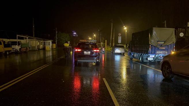 警方消防局冒雨趕到現場，查看隧道口是否有人車被埋。（民眾提供）