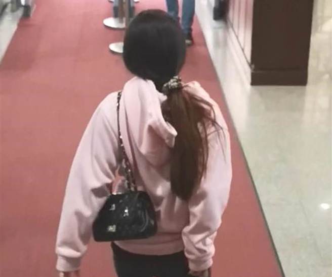 2岁童关厕所「缩马桶旁活活饿死」，酒店妈判8年落跑遭拘提入监。(中时资料库)