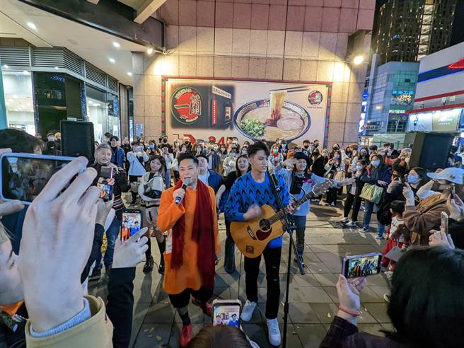 草蜢昨晚意外现身信义区。（开丽娱乐提供）