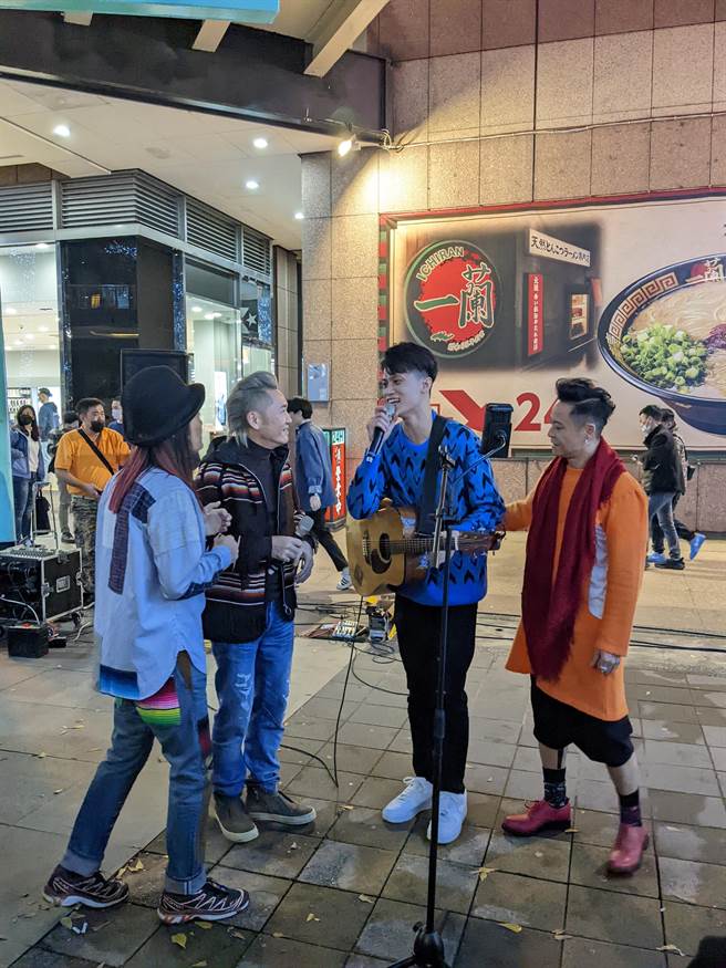 草蜢昨晚意外现身信义区。（开丽娱乐提供）